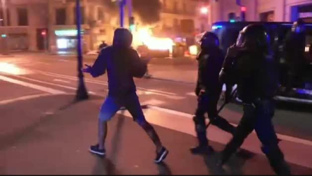 Vídeo: Batalla campal en las calles de Barcelona por el aniversario del 1-O