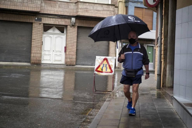 El Gobierno de Navarra, en colaboración con el Ayuntamiento de San Adrián, ha aprobado un paquete de medidas extraordinarias para contener la expansión del COVID-19 en este municipio de algo más de 6.000 habitantes, donde la incidencia acumulada de los últimos 14 días es de 1.399 casos por 100.000 habitantes.