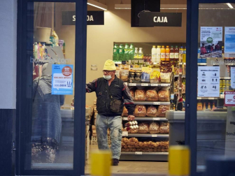 El Gobierno de Navarra, en colaboración con el Ayuntamiento de San Adrián, ha aprobado un paquete de medidas extraordinarias para contener la expansión del COVID-19 en este municipio de algo más de 6.000 habitantes, donde la incidencia acumulada de los últimos 14 días es de 1.399 casos por 100.000 habitantes.