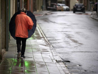 El Gobierno de Navarra, en colaboración con el Ayuntamiento de San Adrián, ha aprobado un paquete de medidas extraordinarias para contener la expansión del COVID-19 en este municipio de algo más de 6.000 habitantes, donde la incidencia acumulada de los últimos 14 días es de 1.399 casos por 100.000 habitantes.