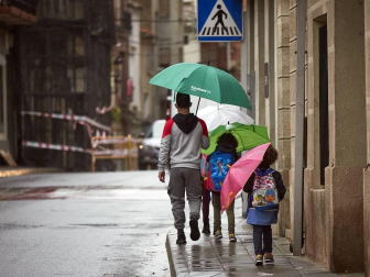 El Gobierno de Navarra, en colaboración con el Ayuntamiento de San Adrián, ha aprobado un paquete de medidas extraordinarias para contener la expansión del COVID-19 en este municipio de algo más de 6.000 habitantes, donde la incidencia acumulada de los últimos 14 días es de 1.399 casos por 100.000 habitantes.