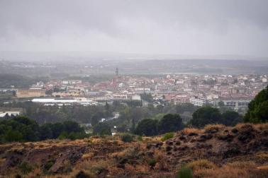 El Gobierno de Navarra, en colaboración con el Ayuntamiento de San Adrián, ha aprobado un paquete de medidas extraordinarias para contener la expansión del COVID-19 en este municipio de algo más de 6.000 habitantes, donde la incidencia acumulada de los últimos 14 días es de 1.399 casos por 100.000 habitantes.