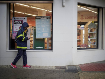 El Gobierno de Navarra, en colaboración con el Ayuntamiento de San Adrián, ha aprobado un paquete de medidas extraordinarias para contener la expansión del COVID-19 en este municipio de algo más de 6.000 habitantes, donde la incidencia acumulada de los últimos 14 días es de 1.399 casos por 100.000 habitantes.