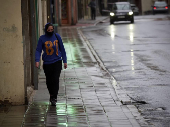 El Gobierno de Navarra, en colaboración con el Ayuntamiento de San Adrián, ha aprobado un paquete de medidas extraordinarias para contener la expansión del COVID-19 en este municipio de algo más de 6.000 habitantes, donde la incidencia acumulada de los últimos 14 días es de 1.399 casos por 100.000 habitantes.