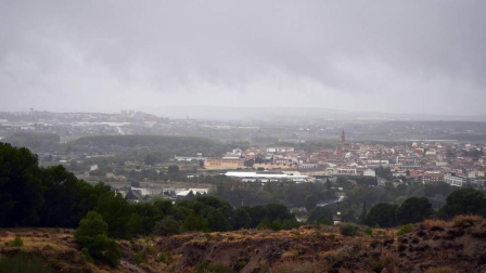 El Gobierno de Navarra, en colaboración con el Ayuntamiento de San Adrián, ha aprobado un paquete de medidas extraordinarias para contener la expansión del COVID-19 en este municipio de algo más de 6.000 habitantes, donde la incidencia acumulada de los últimos 14 días es de 1.399 casos por 100.000 habitantes.