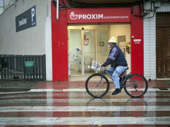 El Gobierno de Navarra, en colaboración con el Ayuntamiento de San Adrián, ha aprobado un paquete de medidas extraordinarias para contener la expansión del COVID-19 en este municipio de algo más de 6.000 habitantes, donde la incidencia acumulada de los últimos 14 días es de 1.399 casos por 100.000 habitantes.