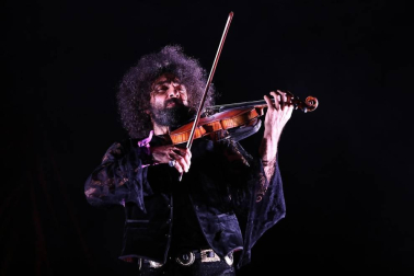 El violinista libanés conmovió en el pabellón pamplonés, acompañado esta vez por el pianista cubano Iván 'Melón' Lewis.