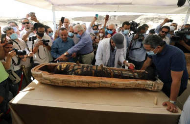 Fotos de los sarcófagos con momias dentro de hace 2.600 años