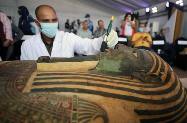 Fotos de los sarcófagos con momias dentro de hace 2.600 años