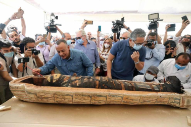 Fotos de los sarcófagos con momias dentro de hace 2.600 años