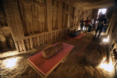 Fotos de los sarcófagos con momias dentro de hace 2.600 años