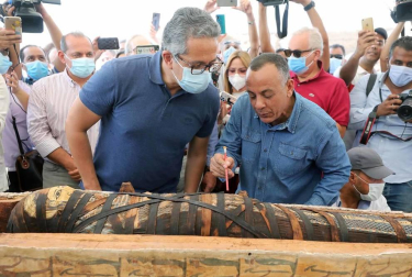 Fotos de los sarcófagos con momias dentro de hace 2.600 años