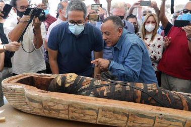 Fotos de los sarcófagos con momias dentro de hace 2.600 años