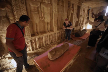 Fotos de los sarcófagos con momias dentro de hace 2.600 años