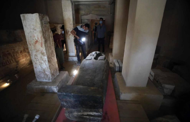 Fotos de los sarcófagos con momias dentro de hace 2.600 años