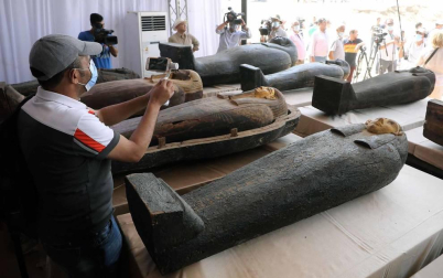 Fotos de los sarcófagos con momias dentro de hace 2.600 años