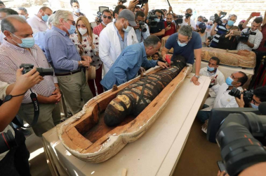 Fotos de los sarcófagos con momias dentro de hace 2.600 años