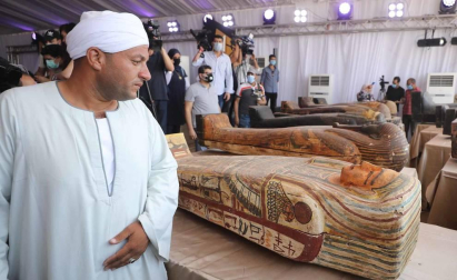 Fotos de los sarcófagos con momias dentro de hace 2.600 años