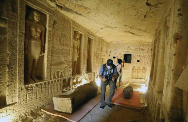 Fotos de los sarcófagos con momias dentro de hace 2.600 años