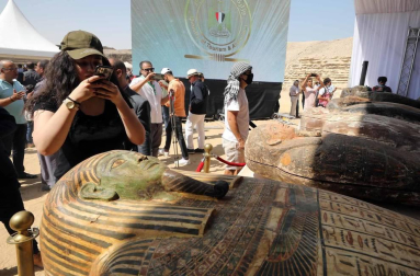 Fotos de los sarcófagos con momias dentro de hace 2.600 años