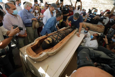 Fotos de los sarcófagos con momias dentro de hace 2.600 años
