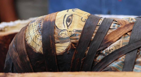 Fotos de los sarcófagos con momias dentro de hace 2.600 años