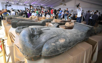 Fotos de los sarcófagos con momias dentro de hace 2.600 años