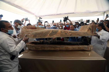 Fotos de los sarcófagos con momias dentro de hace 2.600 años