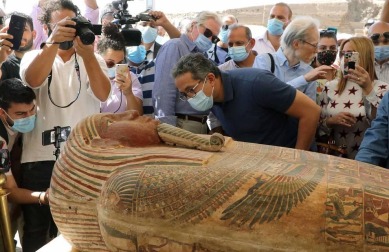 Fotos de los sarcófagos con momias dentro de hace 2.600 años