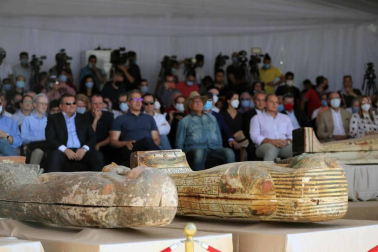 Fotos de los sarcófagos con momias dentro de hace 2.600 años