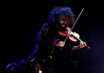 El violinista libanés conmovió en el pabellón pamplonés, acompañado esta vez por el pianista cubano Iván 'Melón' Lewis.