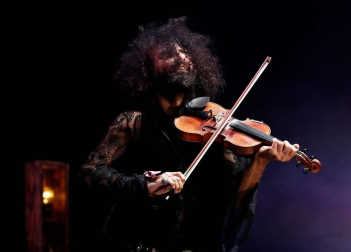 El violinista libanés conmovió en el pabellón pamplonés, acompañado esta vez por el pianista cubano Iván 'Melón' Lewis.