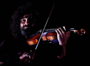 El violinista libanés conmovió en el pabellón pamplonés, acompañado esta vez por el pianista cubano Iván 'Melón' Lewis.