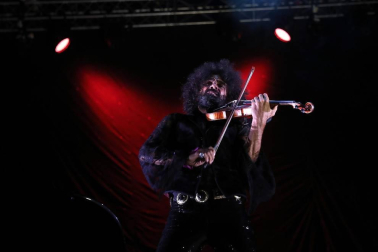 El violinista libanés conmovió en el pabellón pamplonés, acompañado esta vez por el pianista cubano Iván 'Melón' Lewis.