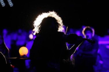 El violinista libanés conmovió en el pabellón pamplonés, acompañado esta vez por el pianista cubano Iván 'Melón' Lewis.