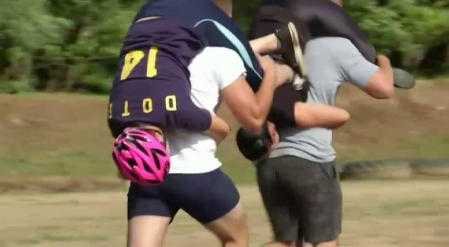 Hungría celebra la tradicional carrera "Cargar con la esposa"