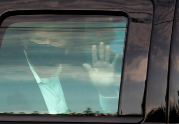 Trump saluda a sus simpatizantes desde el coche.