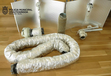 Material incautado en la operación contra el tráfico de drogas llevada a cabo por la Policía Municipal de Pamplona en el barrio de la Rochapea con un joven de 18 años detenidos.