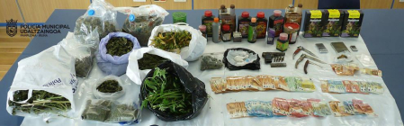 Material incautado en la operación contra el tráfico de drogas llevada a cabo por la Policía Municipal de Pamplona en el barrio de la Rochapea con un joven de 18 años detenidos.