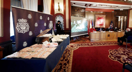 Conferencia de prensa del delegado del Gobierno en Navarra, José Luis Arasti (2i), y responsables de la Policía Nacional y Foral, para hacer pública la operación conjunta que ha llevado a la intervención del mayor alijo de speed de España.