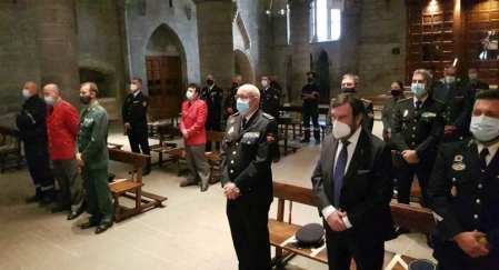 Los Amigos de la Colegiata y el Consejo Navarra del Movimiento Europeo reconocen su labor en el apoyo de los peregrinos