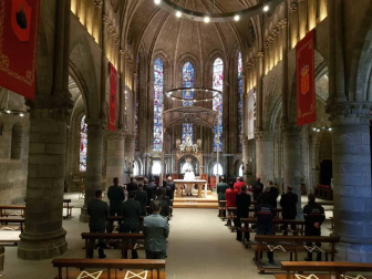 Los Amigos de la Colegiata y el Consejo Navarra del Movimiento Europeo reconocen su labor en el apoyo de los peregrinos