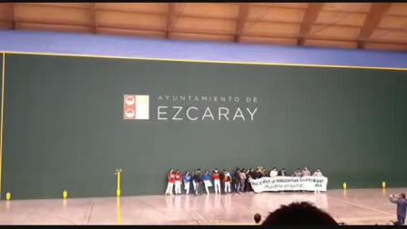 Vídeo: Pelotaris de Baiko muestran una pancarta con el lema 'Garai Zailetan pilotariak borrokan, pelotaris en lucha'