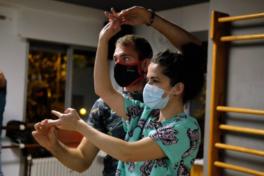 Galería de fotos de parejas bailando en la academia Salsemba de Pamplona. Las escuelas de danza y las academias de baile se están viendo muy afectadas por la crisis de la covid-19.