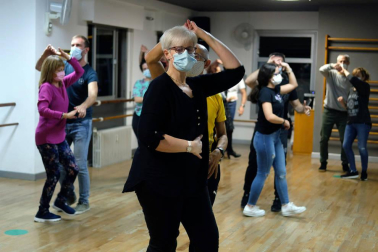 Galería de fotos de parejas bailando en la academia Salsemba de Pamplona. Las escuelas de danza y las academias de baile se están viendo muy afectadas por la crisis de la covid-19.