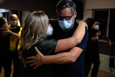 Galería de fotos de parejas bailando en la academia Salsemba de Pamplona. Las escuelas de danza y las academias de baile se están viendo muy afectadas por la crisis de la covid-19.
