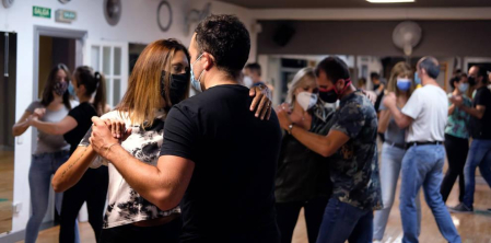 Galería de fotos de parejas bailando en la academia Salsemba de Pamplona. Las escuelas de danza y las academias de baile se están viendo muy afectadas por la crisis de la covid-19.