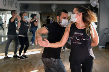 Galería de fotos de parejas bailando en la academia Salsemba de Pamplona. Las escuelas de danza y las academias de baile se están viendo muy afectadas por la crisis de la covid-19.