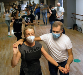 Galería de fotos de parejas bailando en la academia Salsemba de Pamplona. Las escuelas de danza y las academias de baile se están viendo muy afectadas por la crisis de la covid-19.