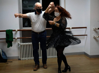 Galería de fotos de parejas bailando en la academia Salsemba de Pamplona. Las escuelas de danza y las academias de baile se están viendo muy afectadas por la crisis de la covid-19.